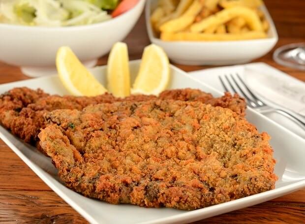 Que tal aprender uma receita incrível, fácil e rápida de bife à milanesa?